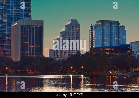 Orlando, Florida; September 06, 2018. Weiße Schwäne schwimmen in Eola See in Orlando Downtown. Stockfoto