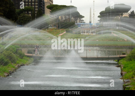 Rom, Italien, 15. April 2018 - Auf der Seite der künstliche See in EUR Bezirk Menschen die Brunnen besuchen Sie neuen Bereich. Stockfoto