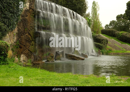 Wasserfälle in der Nähe der künstlichen See mit EUR Bezirk in Rom Stockfoto