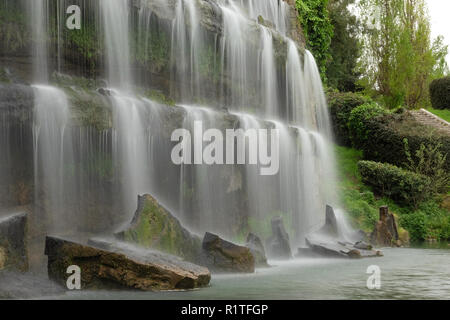 Main Wasserfälle, in der Nähe des künstlichen Sees bei EUR Bezirk in Rom Stockfoto