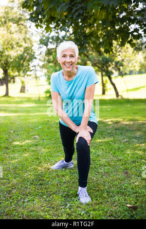 Portrait der älteren Frau, streching Übungen im Park Stockfoto