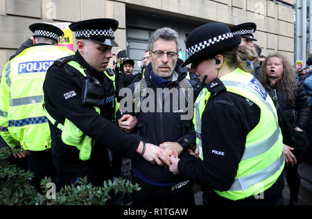 Polizei nimmt ein anti-Rassismus Demonstrant ausserhalb von Edinburgh International Conference Centre, in dem ehemaliger Berater des Weißen Hauses, Steve Bannon sprechen an News Xchange Event der European Broadcasting Union. Stockfoto