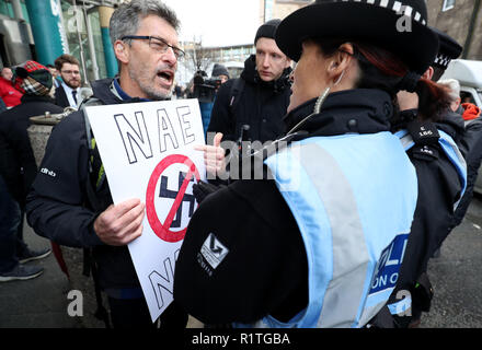 Ein anti-Rassismus Demonstrant ausserhalb von Edinburgh International Conference Centre, in dem ehemaliger Berater des Weißen Hauses, Steve Bannon spricht bei News Xchange Event der European Broadcasting Union. Stockfoto