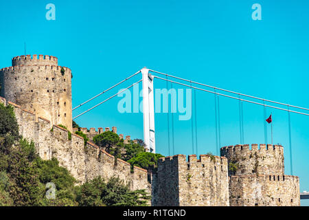 Rumeli Hisari Festung am Bosporus, mit den westlichen Teil der Fatih Sultan Mehmet Brücke zwischen Europa und Asien Stockfoto