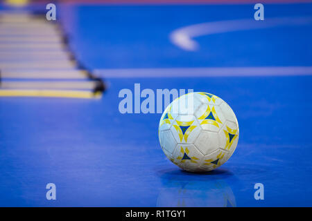 Futsal Ball auf Blau Indoor Bereich. Blau Futsal Training Tonhöhe. Ausbildung Agility Ladder im Hintergrund Stockfoto