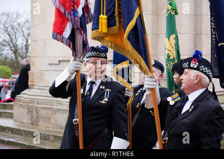 Die Royal British Legion Fahnenträger bei der Trauerfeier am Kriegerdenkmal in Hermitage Park, Helensburgh, Argyll, Schottland, Stockfoto