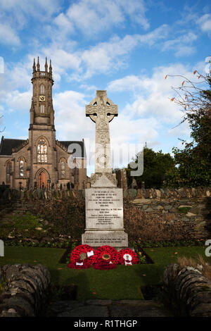 Kriegerdenkmal mit Mohn Kränze von Rhu & Shandon Pfarrkirche, Rhu, Argyll, Schottland Stockfoto