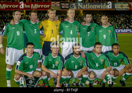 13. Oktober 2004. Wm-Qualifikationsspiel - Gruppe 6 - Nordirland 3 Österreich 3 im Windsor Park, Belfast, Nordirland, Großbritannien. Die nordirische Mannschaft vor dem Kick-off. Nordirland zurück row-J. Quinn (10), M.Williams (5), R. Carroll (1), C. Murdock (4), K. Gillespie (7), D. Healy (9). Vordere Reihe: A. Hughes (14), G. McCartney (3), T.Doherty (8), D.Johnson (6) und J. Whitley. Stockfoto