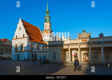 Anzeigen von Menschen zu Fuß durch Poznan Altstädter Ring mit dem Rathaus (links) und Wielkopolska Military Museum (rechts), Poznan, Polen. Stockfoto