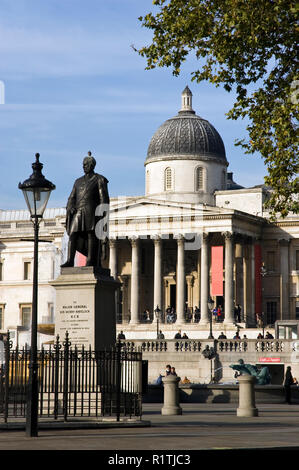 Statue von Generalmajor Sir Henry Havelock (errichtet 1861) auf dem Trafalgar Square und der National Gallery, London, England. Stockfoto