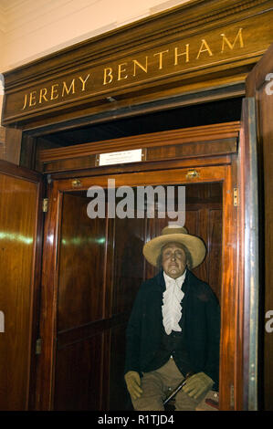 Jeremy Bentham's (Philosophen und Sozialreformer) Skelett und Kopf werden angezeigt (in Benthams gekleidet) am University College, London, England Stockfoto