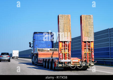 Fahrzeug ohne Anhänger Box auf der Landstraße Asphalt von Polen. Lkw Transporter Stockfoto