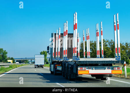 Fahrzeug ohne Anhänger Box auf der Landstraße Asphalt in Polen. Lkw Transporter Stockfoto