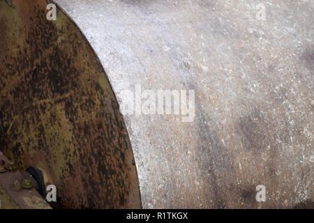 Kleinen teil Seitenansicht eines Metall farm Roller, alt und rostiges Metall farm Roller aus schwerem Eisen Stockfoto