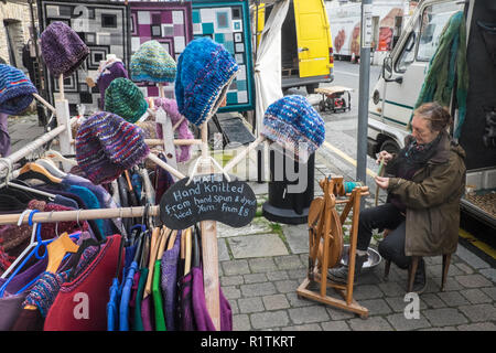 Upcycled, reine, Wolle, Wolle, Hüte, Kleidung, für, Verkauf, Berühmten, Mittwoch, Markt, at, Machynlleth, Stadt, Zentrum, Powys, Mitte, Wales, Mid Wales, UK, Europa, Europäischen, Stockfoto