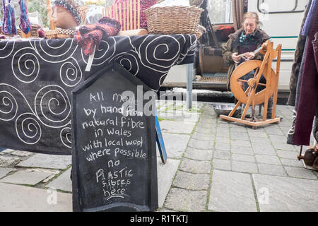 Upcycled, reine, Wolle, Wolle, Hüte, Kleidung, für, Verkauf, Berühmten, Mittwoch, Markt, at, Machynlleth, Stadt, Zentrum, Powys, Mitte, Wales, Mid Wales, UK, Europa, Europäischen, Stockfoto