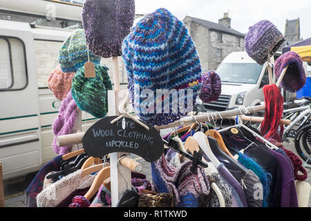 Upcycled, reine, Wolle, Wolle, Hüte, Kleidung, für, Verkauf, Berühmten, Mittwoch, Markt, at, Machynlleth, Stadt, Zentrum, Powys, Mitte, Wales, Mid Wales, UK, Europa, Europäischen, Stockfoto