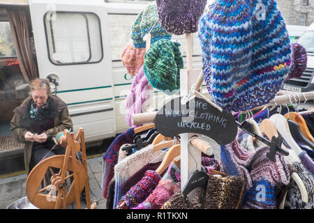 Upcycled, reine, Wolle, Wolle, Hüte, Kleidung, für, Verkauf, Berühmten, Mittwoch, Markt, at, Machynlleth, Stadt, Zentrum, Powys, Mitte, Wales, Mid Wales, UK, Europa, Europäischen, Stockfoto