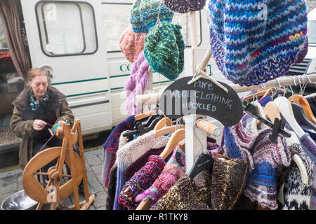 Upcycled, reine, Wolle, Wolle, Hüte, Kleidung, für, Verkauf, Berühmten, Mittwoch, Markt, at, Machynlleth, Stadt, Zentrum, Powys, Mitte, Wales, Mid Wales, UK, Europa, Europäischen, Stockfoto