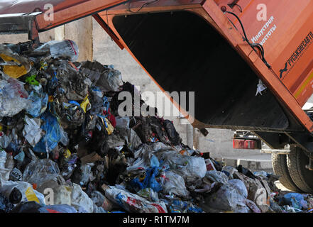 Abfallsammelfahrzeug Abladen auf der gemischten Abfälle Processing Facility in Astrachan, Russland Stockfoto
