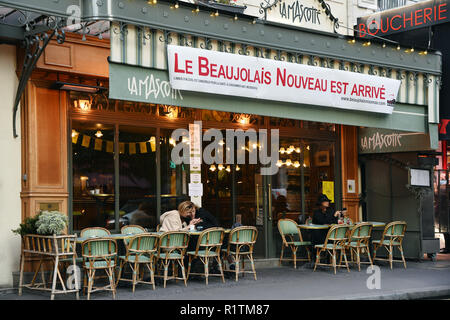 Beaujolais Nouveau Banner auf La Mascotte Café - Rue des Abbesses - Montmartre - Paris - Frankreich Stockfoto