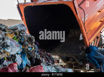 Abfallsammelfahrzeug Abladen auf der gemischten Abfälle Processing Facility in Astrachan, Russland Stockfoto