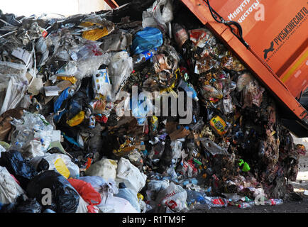 Abfallsammelfahrzeug Abladen auf der gemischten Abfälle Processing Facility in Astrachan, Russland Stockfoto