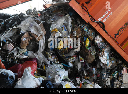 Abfallsammelfahrzeug Abladen auf der gemischten Abfälle Processing Facility in Astrachan, Russland Stockfoto