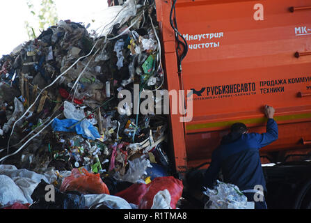 Abfallsammelfahrzeug Abladen auf der gemischten Abfälle Processing Facility in Astrachan, Russland Stockfoto