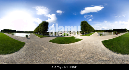 360 Grad Panorama Ansicht von Im großen Garten mit Blick auf das Schloss Herrenhausen