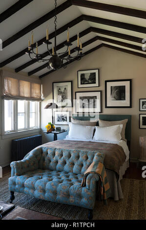 Landhausstil Schlafzimmer mit Giebeldach Stockfoto