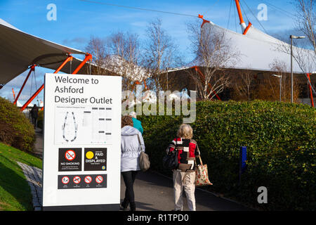 Willkommen Designer Outlet Zeichen außerhalb des mcarthur Glen outlet center, Ashford, Kent, Ashford, Großbritannien Stockfoto