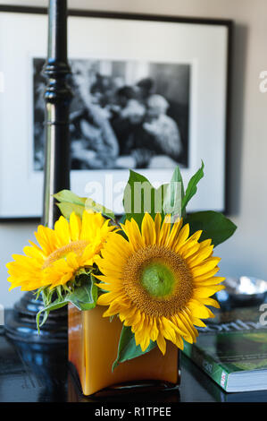 Sonnenblumen in vase Stockfoto