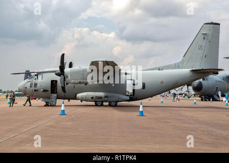 FAIRFORD, ENGLAND - May 13, 2018: Die italienische Luftwaffe C-27 J Spartan Transport Flugzeug auf dem Rollfeld des RAF Fairford Airbase. Stockfoto