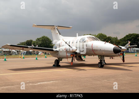 FAIRFORD, ENGLAND - May 13, 2018: Die französische Marine Embraer EMB 121 Xingu turboprop Flugzeug auf dem Rollfeld des RAF Fairford Airbase. Stockfoto