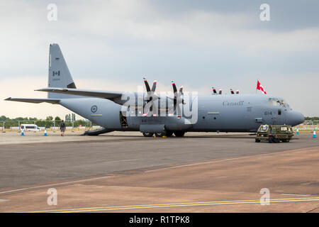 FAIRFORD, ENGLAND - May 13, 2018: die Royal Canadian Air Force Lockheed C-130J-30 Hercules Verkehrsmittel Flugzeug auf der Rollbahn von RAF Fairford Airbase. Stockfoto