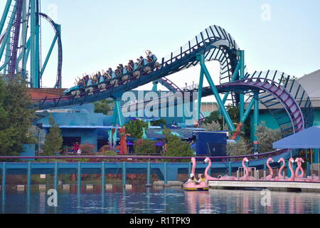 Orlando, Florida. September 29, 2018. Amusement Mako Achterbahn in Seaworld Theme Park. Stockfoto