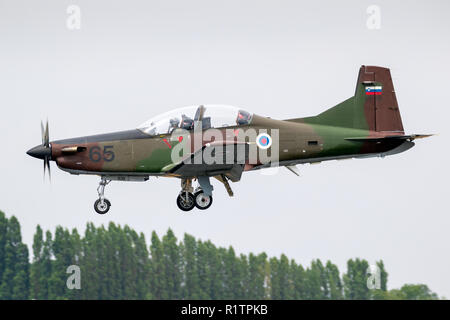 FAIRFORD, ENGLAND - May 13, 2018: Slowenisch Air Force Pilatus PC-9 Turboprop militärische Ausbildung Flugzeuge landen auf RAF Fairford Airbase. Stockfoto