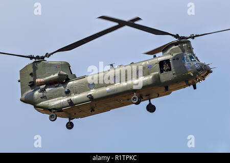 FAIRFORD, ENGLAND - May 13, 2018: Die britische Royal Air Force Boeing CH-47 Chinook Hubschrauber im Flug über RAF Fairford Airbase. Stockfoto