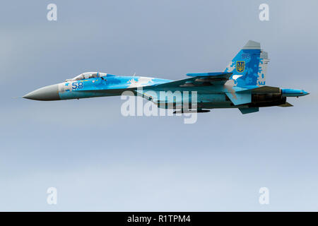 KLEINE Brogel, Belgien - Sep 8, 2018: ukrainische Luftwaffe Suchoi Su-27 Flanker Kampfjet Flugzeuge im Flug über Kleine-Brogel Airbase. Stockfoto