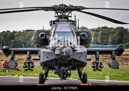 KLEINE Brogel, Belgien - Sep 8, 2018: Royal Netherlands Air Force Boeing AH-64D Apache Kampfhubschrauber auf dem Rollfeld des Kleine-Brogel Airbase. Stockfoto