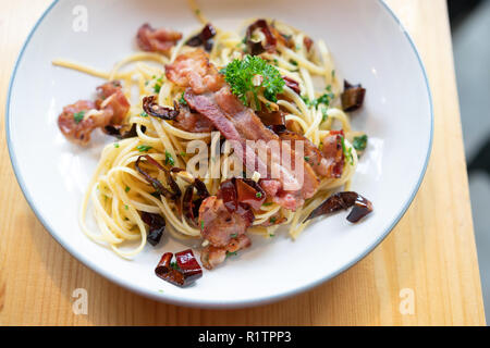 Köstliche Spaghetti mit Speck auf hölzernen Tisch Stockfoto