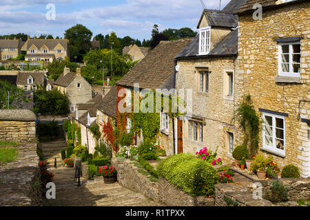 Malerischen Cotswold Cottage Futter das alte Kopfsteinpflaster der Splitterung Schritte, Tetbury, Cotswolds, Gloucestershire, VEREINIGTES KÖNIGREICH Stockfoto