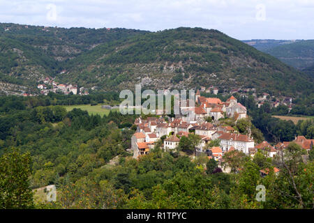 Typische ländliche französische Dorf Calvignac auf einem Hügel im Tal des Lot, Lot, Midi-Pyrénées, Frankreich, Europa Stockfoto