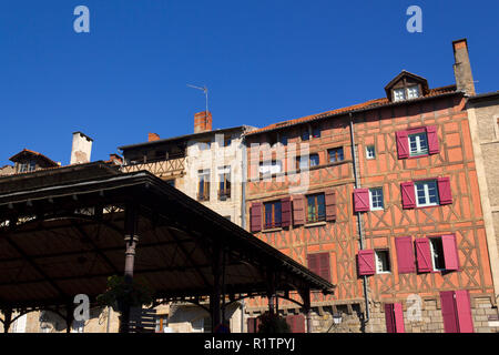 Malerische alte Gebäude mit bunten Fensterläden in den Straßen und auf den Plätzen von Figeac, Lot, Frankreich, Europa Stockfoto