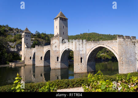 Europa, Frankreich, Midi Pyrenees, Lot, Cahors, Lot Fluss, dem historischen Pont Valentre befestigte Brücke Stockfoto