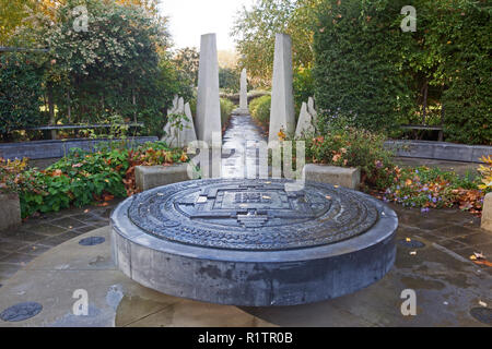 London, Lambeth. Die tibetischen Peace Garden in der Nähe des Imperial War Museum. Im Vordergrund steht die Schwarze Kalkstein Kalachakra Mandala. Stockfoto