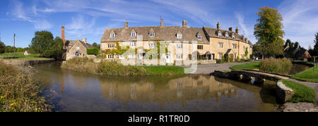 Geheftete Panorama der idyllischen Cotswold Cottage im frühen Herbst durch den kleinen Fluss Auge im Lower Slaughter, Gloucestershire, VEREINIGTES KÖNIGREICH Stockfoto