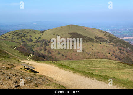 Eine Ansicht von Worcestershire Rundumleuchte mit dem Netz der Wanderwege, die kreuz und quer durch die Malvern Hills, Worcestershire, Großbritannien Kreuz Stockfoto