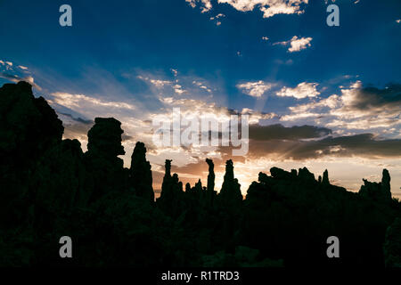 Sonnenaufgang am Mono Lake mit Silhouette Tufa Towers. Eastern Sierra Nevada Bergen in Kalifornien Stockfoto